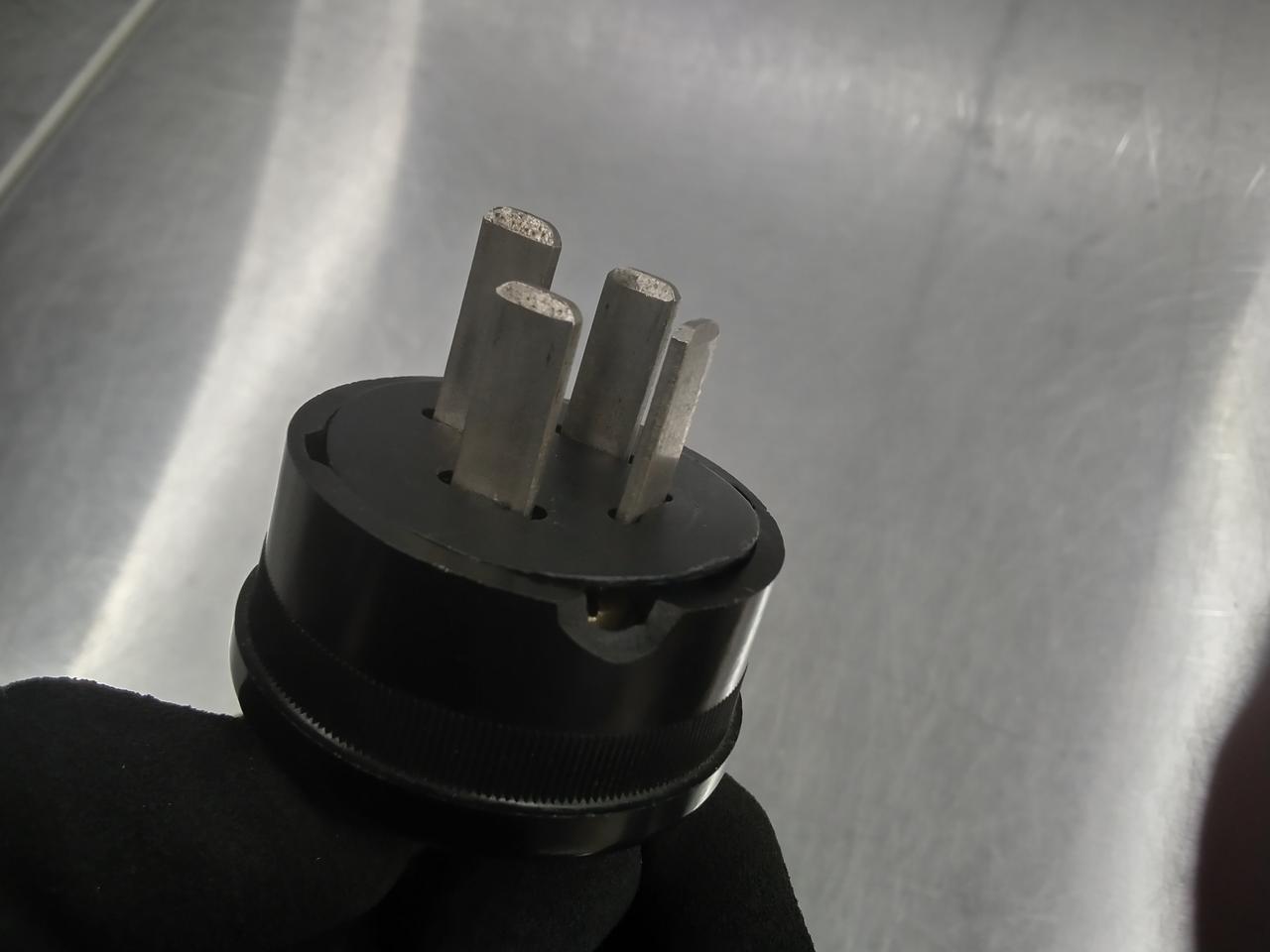 プラグの蓋がちょっとグラグラしてます