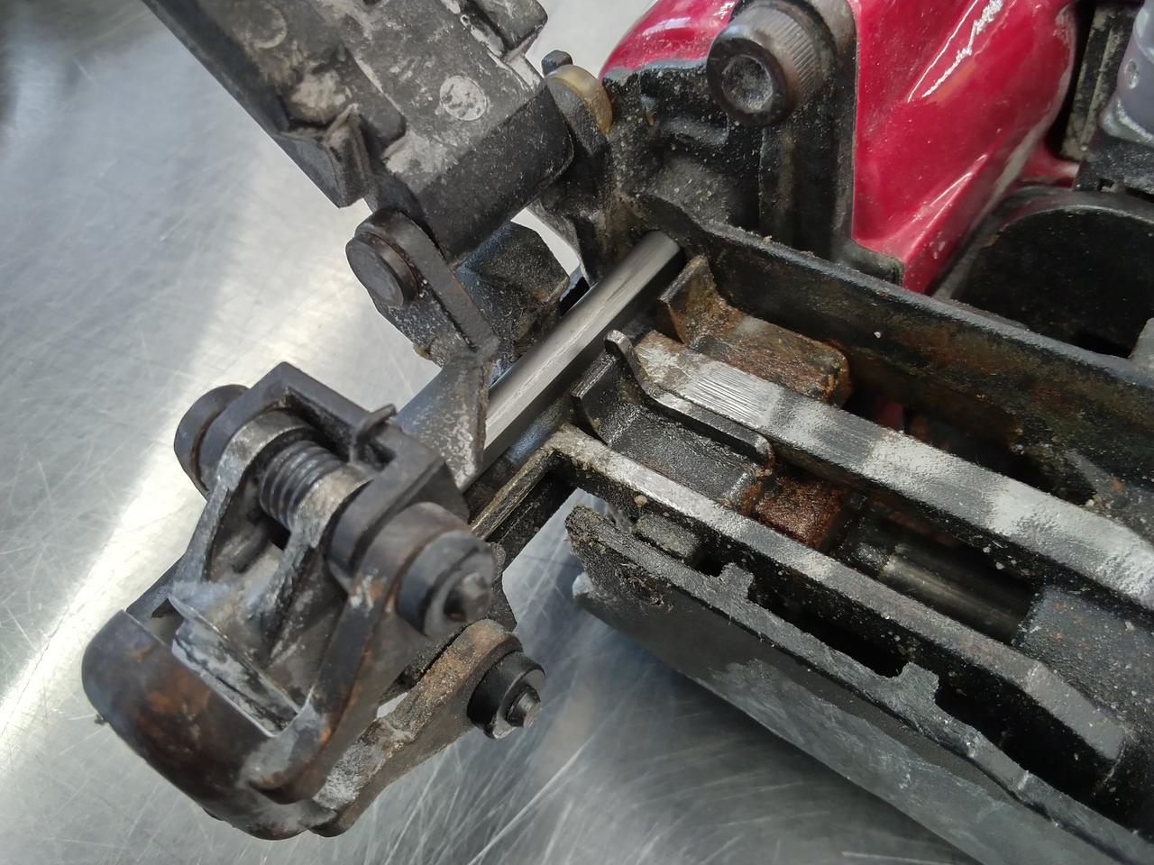 ピストンが戻りません