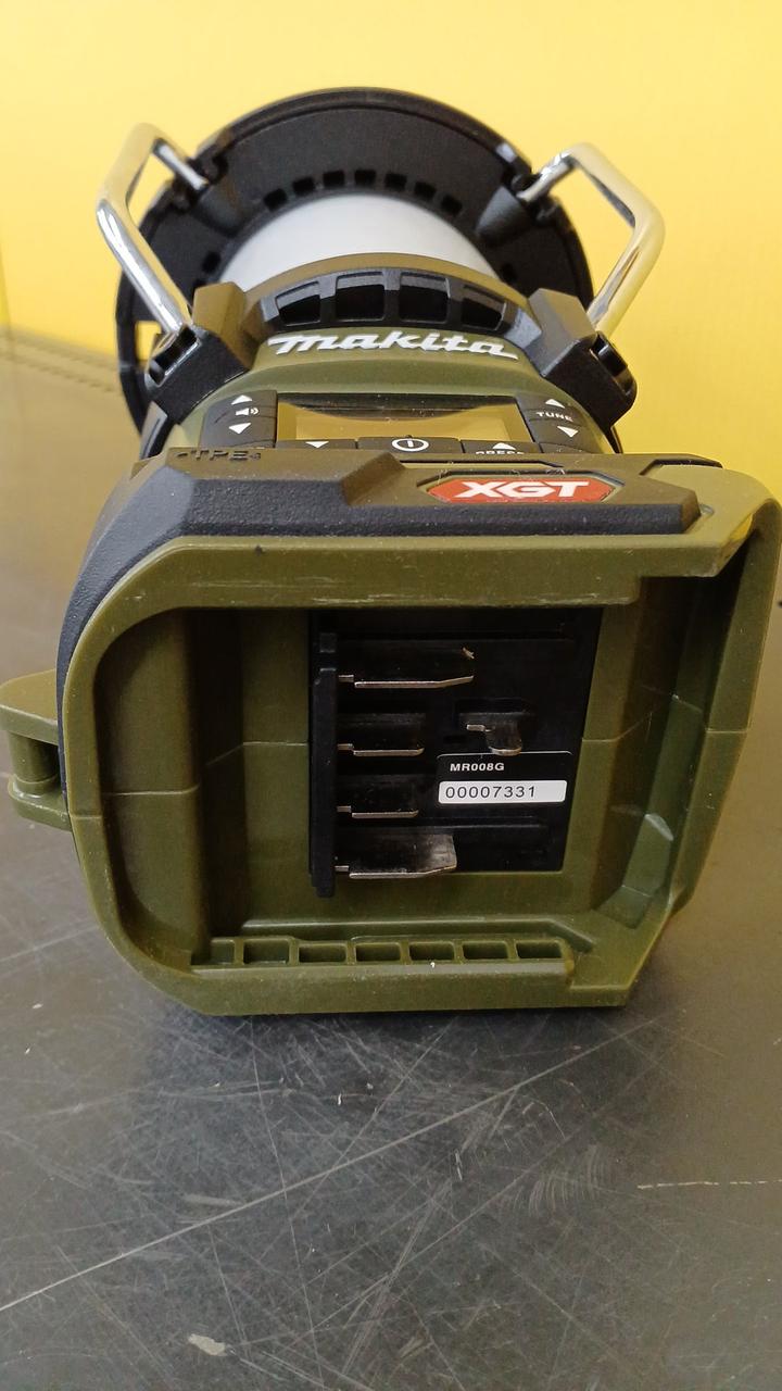 Makita LEDランタン USBポート搭載 ラジオ付き マキタ製品で、今