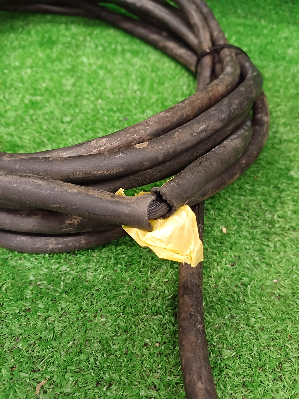 コードの皮膜に亀裂あり