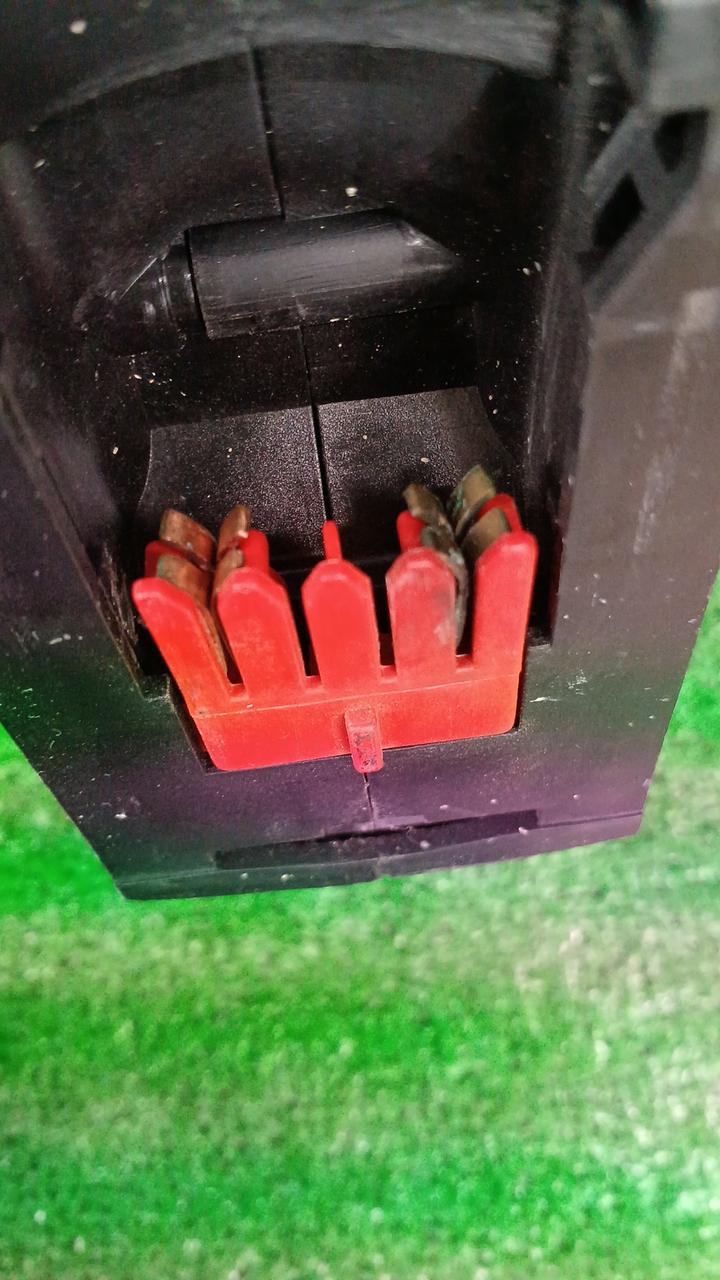 マイナス端子黒化してます