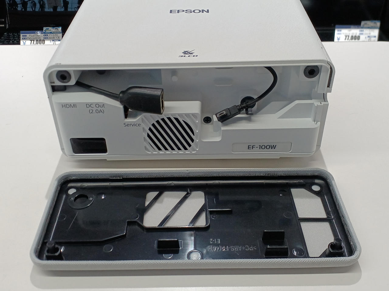 【美品】EPSON EF-100W プロジェクター 本体 付属品あり アンドロイドTV端末を本体に収納し、ストリーミング動画を簡単に