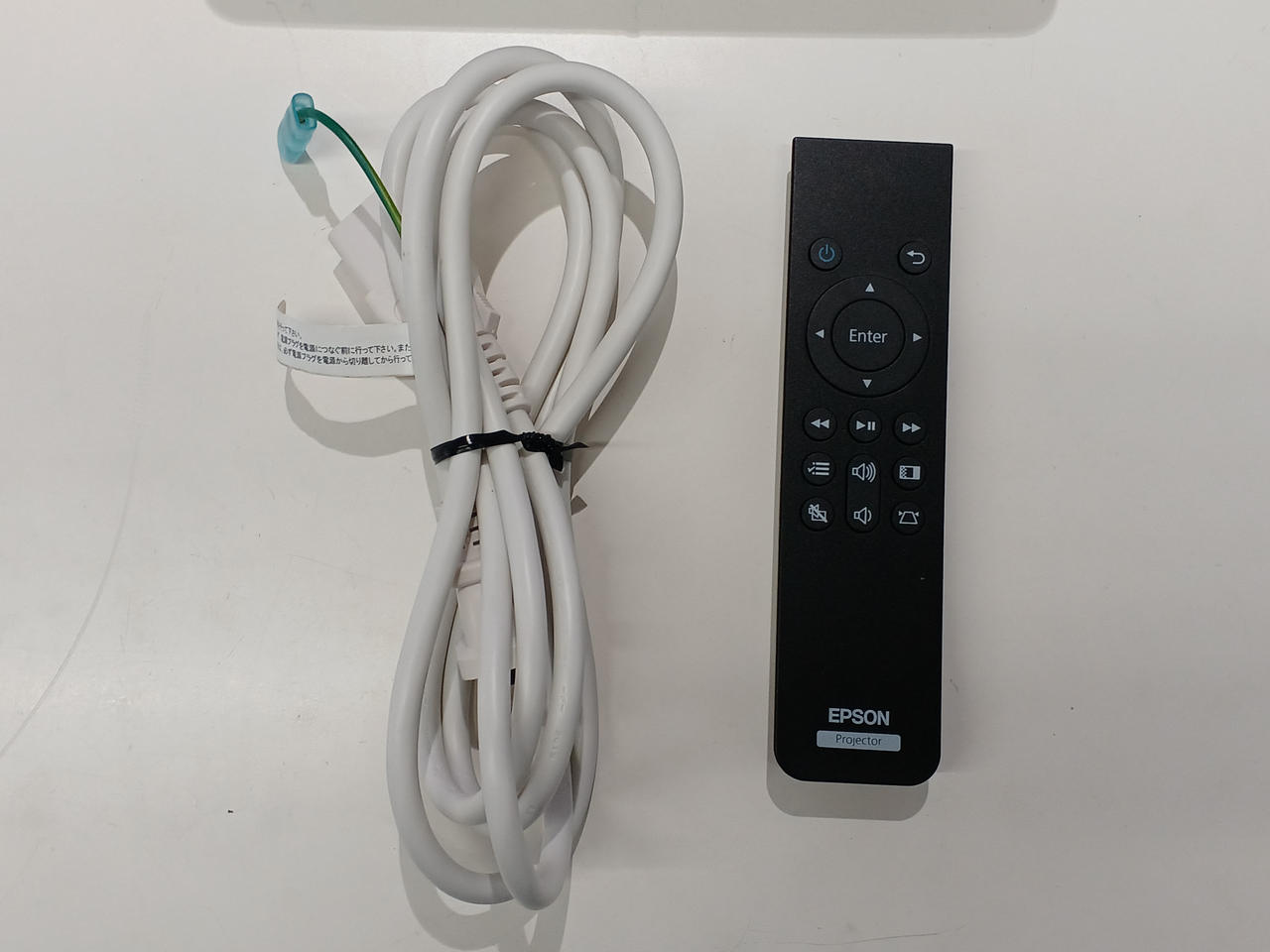 【美品】EPSON EF-100W プロジェクター 本体 付属品あり アンドロイドTV端末を本体に収納し、ストリーミング動画を簡単に