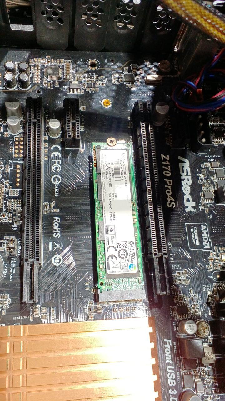 PCIeスロット留め具折れてます