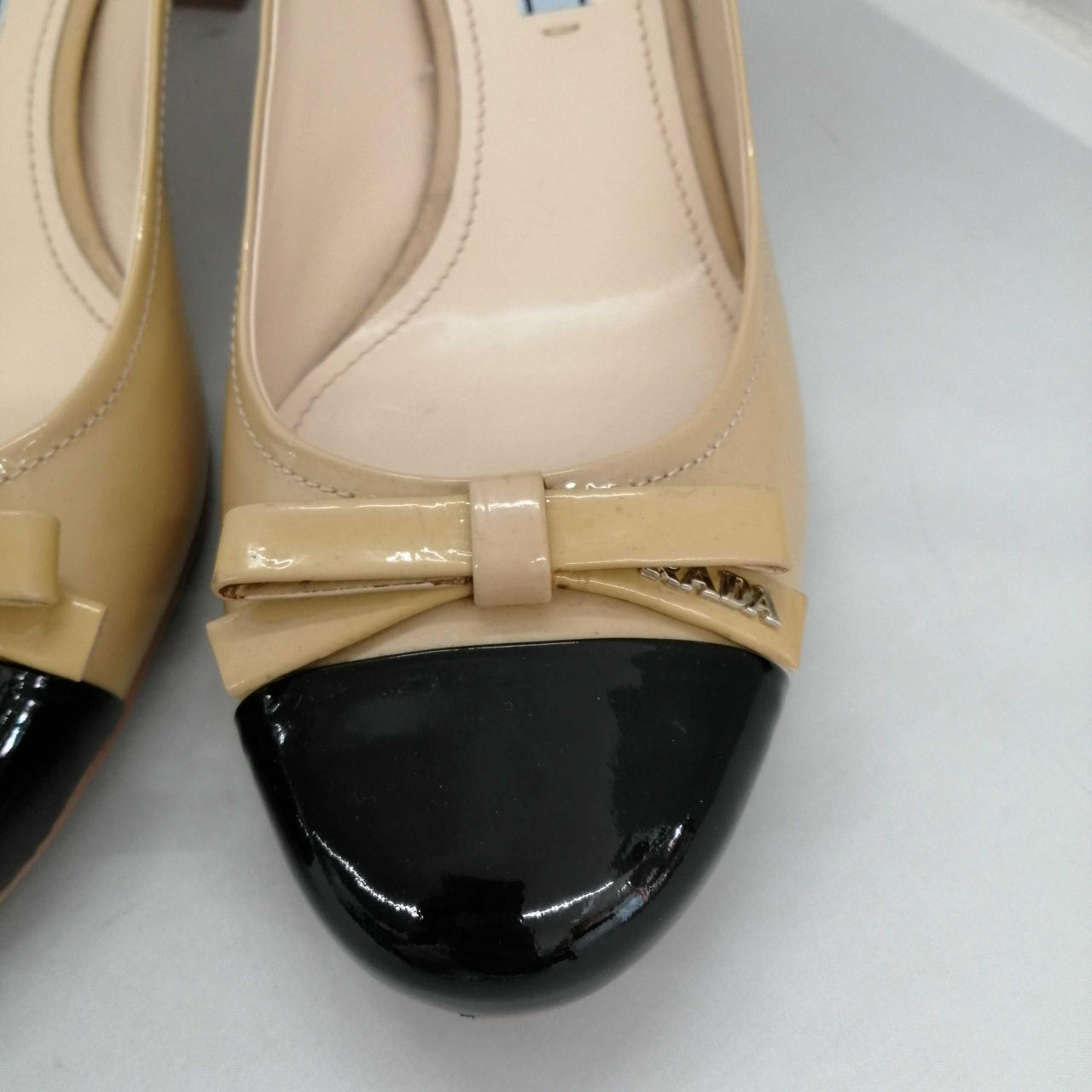 リボンに汚れ、つま先部分にキズ有り