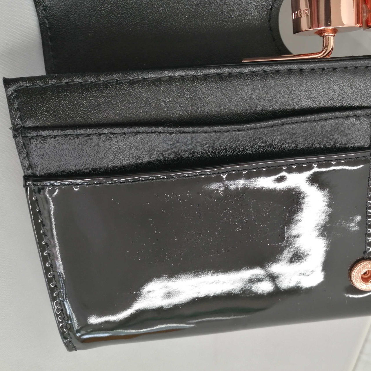 パスケース部分が貼り付いた跡があります。