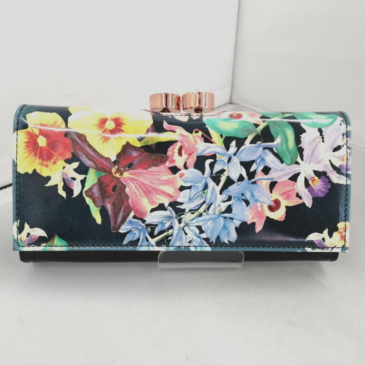 花柄の開閉部分は青味がかった黒色です。