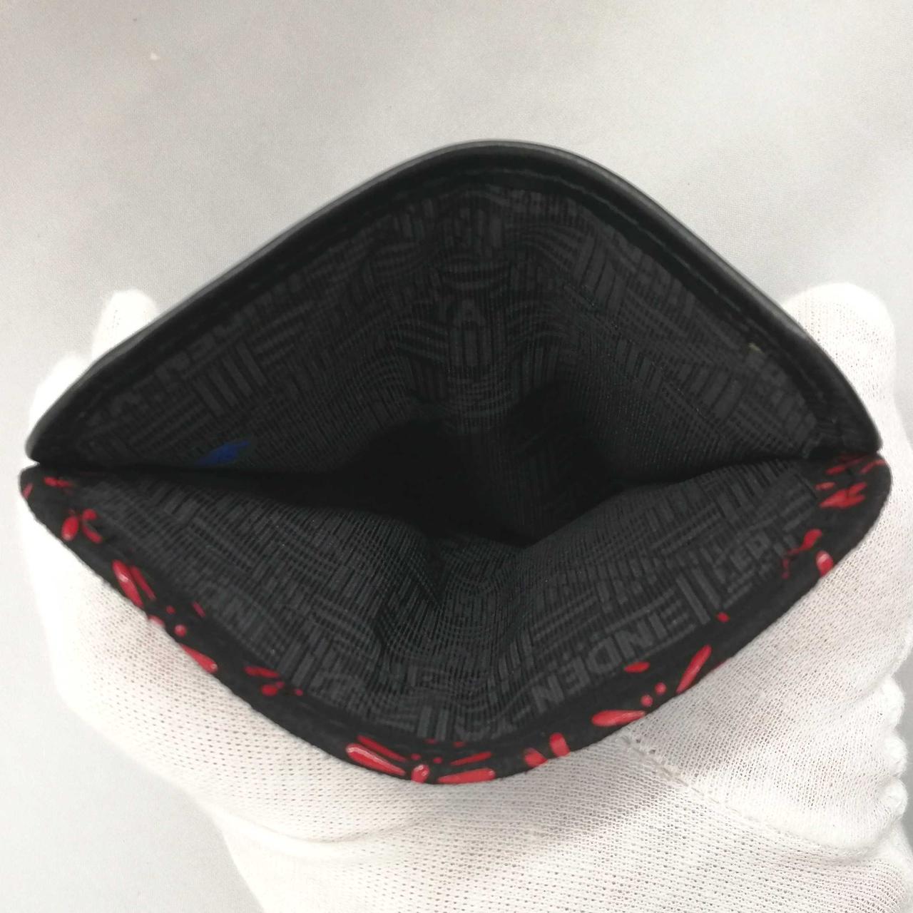 二つ折りのお札が入れられます。