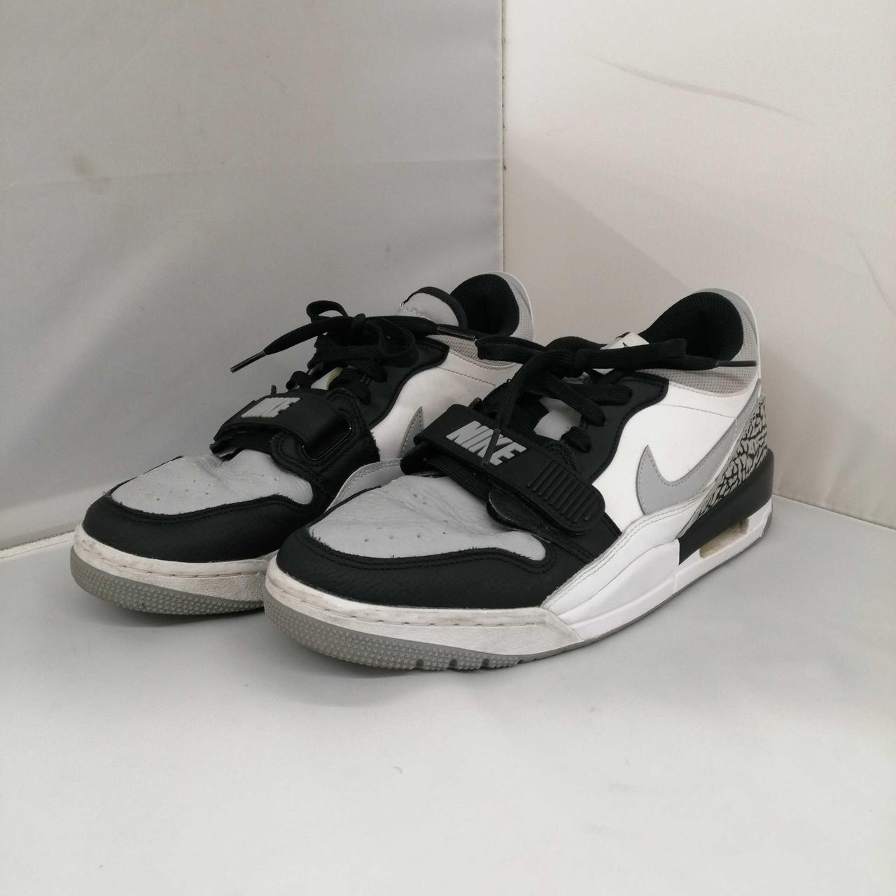 全体的に汚れや変色など使用感があります。