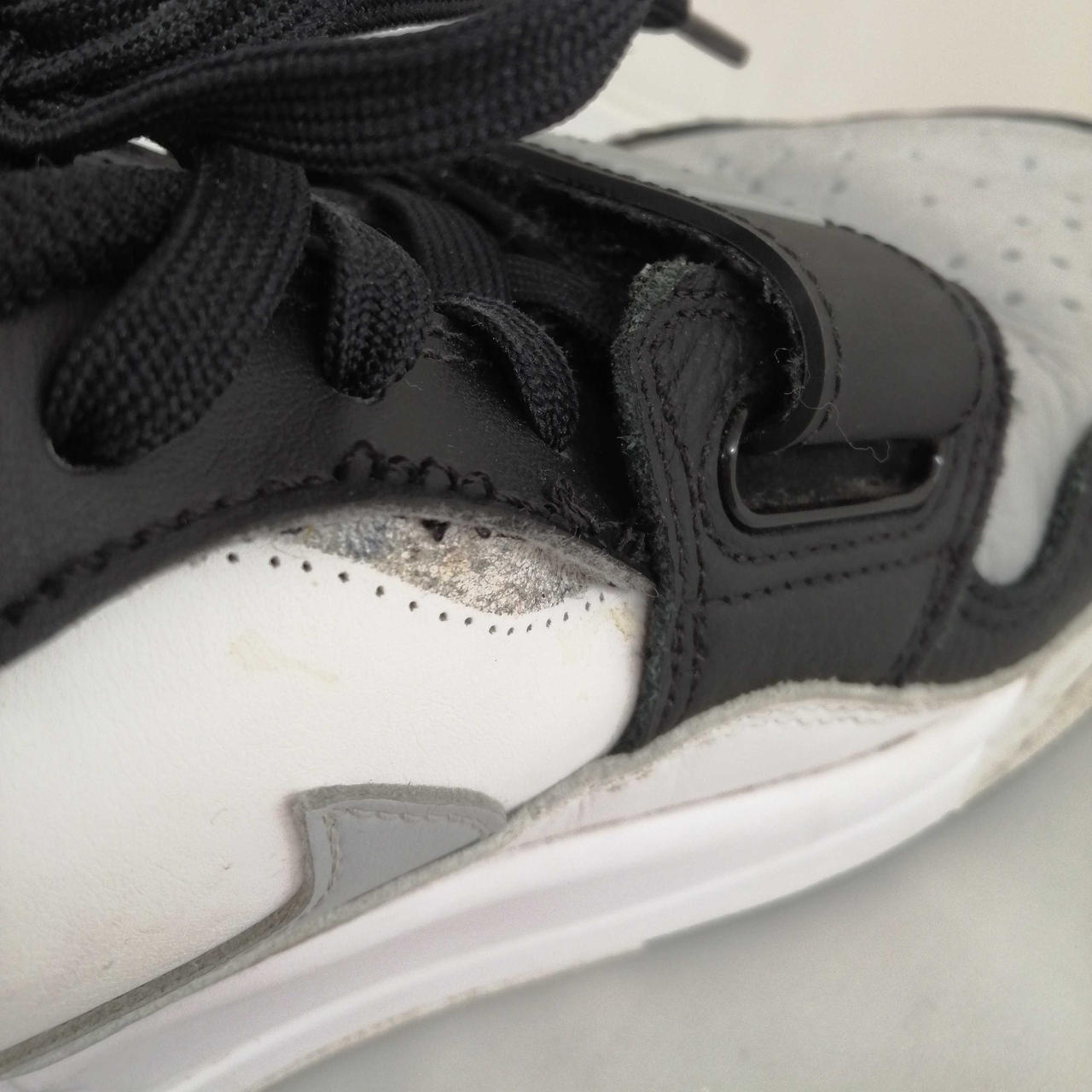 左足内側にホツレがあります。