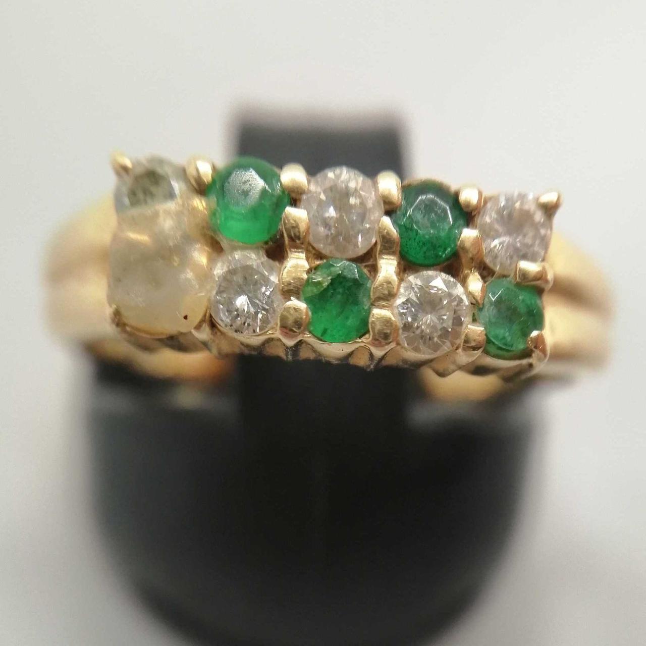 1箇所、石の取れた所に詰め物があります。