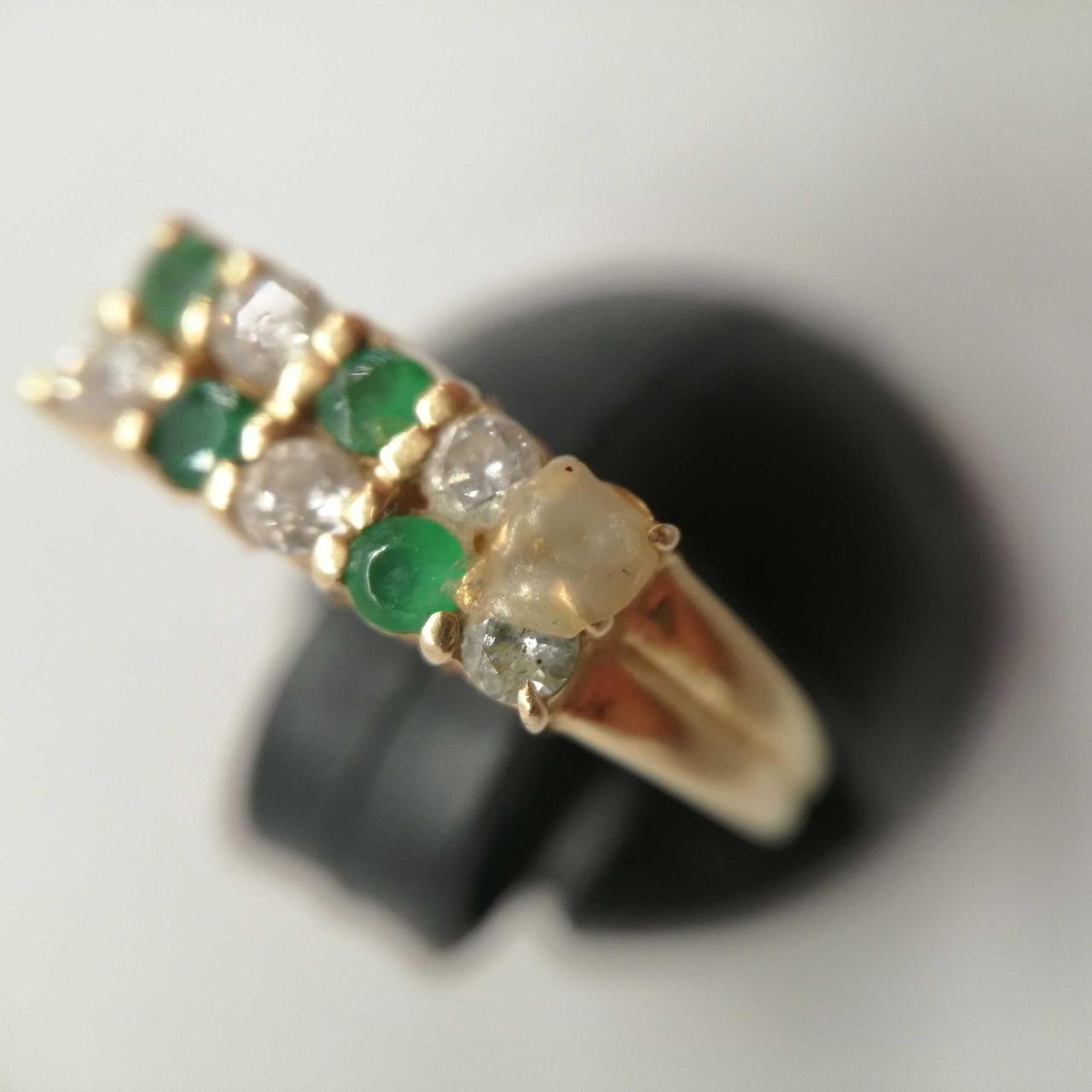 1箇所、石の取れた所に詰め物があります。