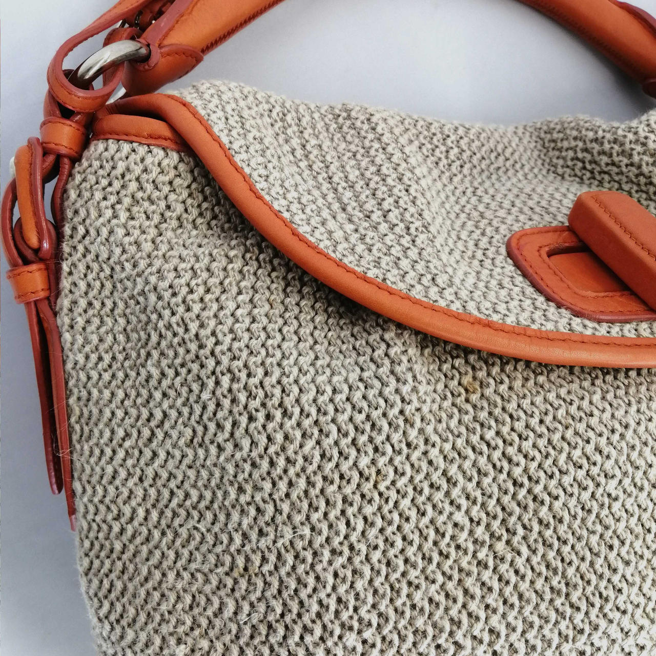 所々にシミがあります。