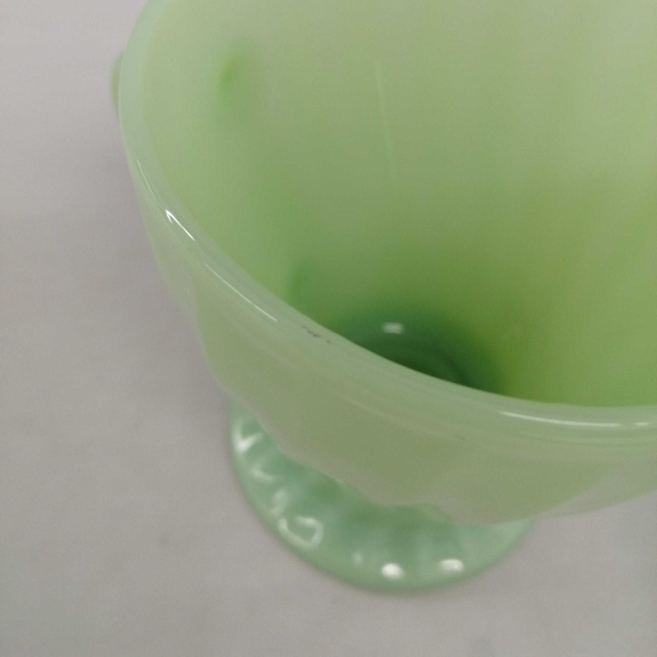 少々変色している箇所があります。