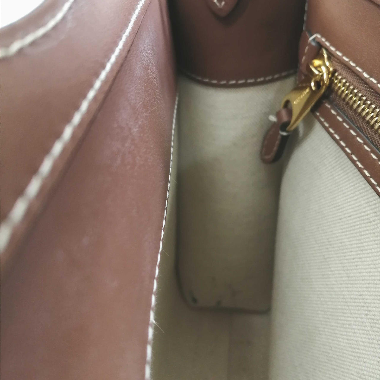 内側にインクの様な汚れがあります。