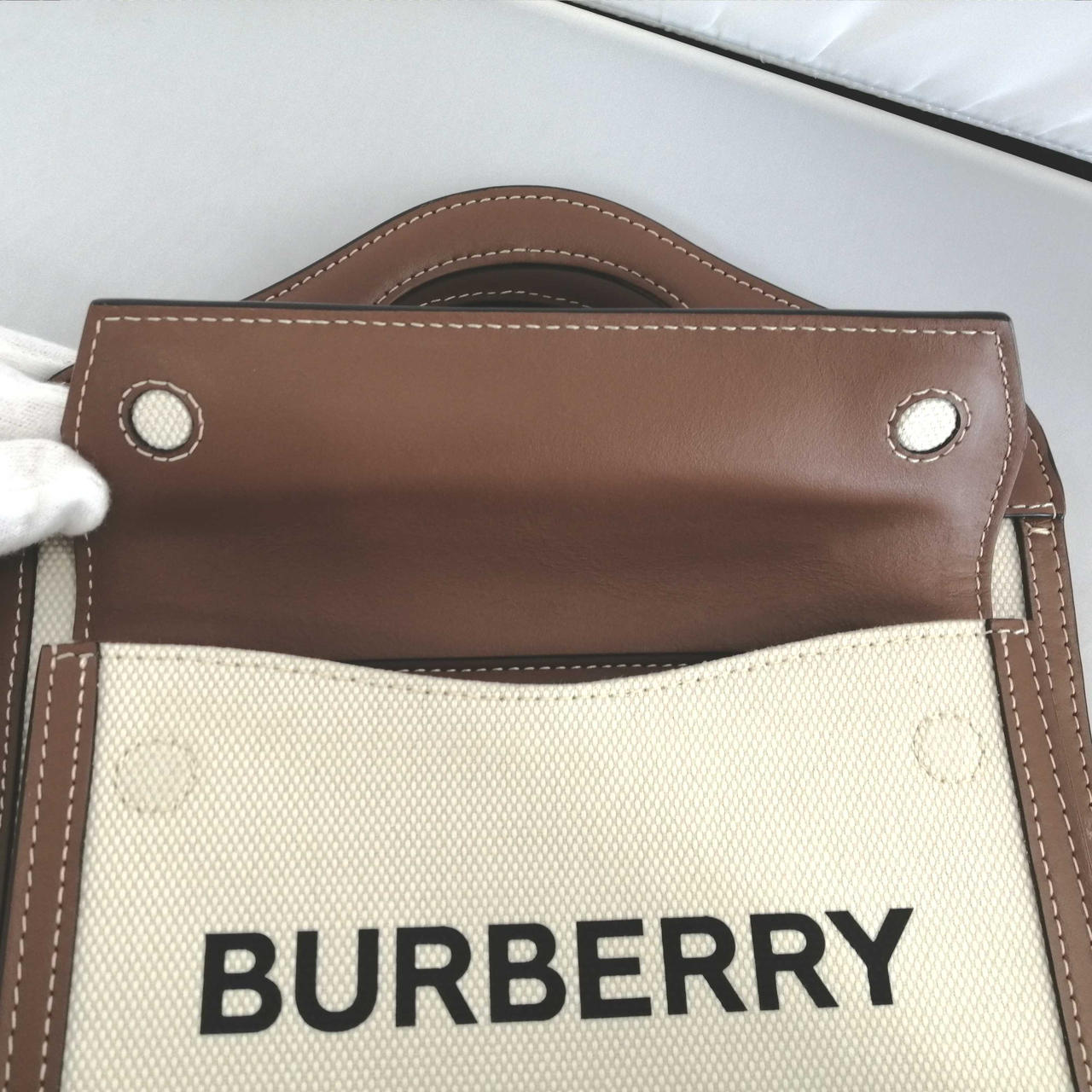 マグネットで留まります。