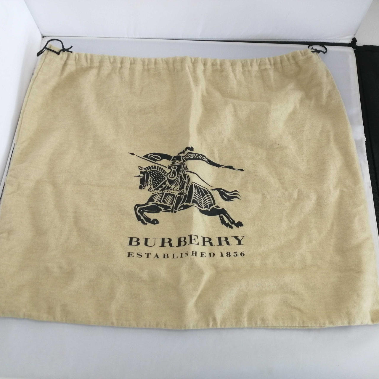 シミが有ります。