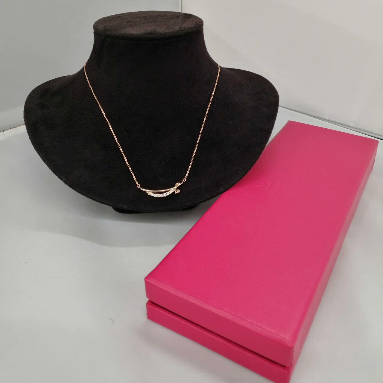 K18ネックレス。箱付きの商品です。