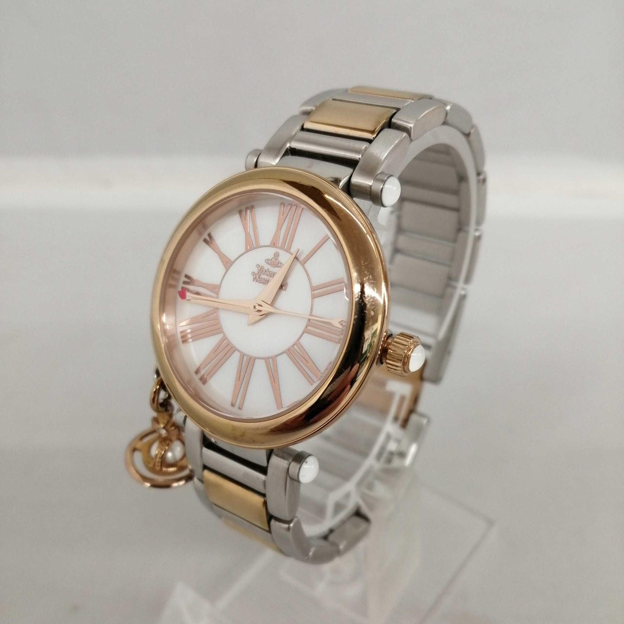 全体的に表面に細かいキズが有ります。