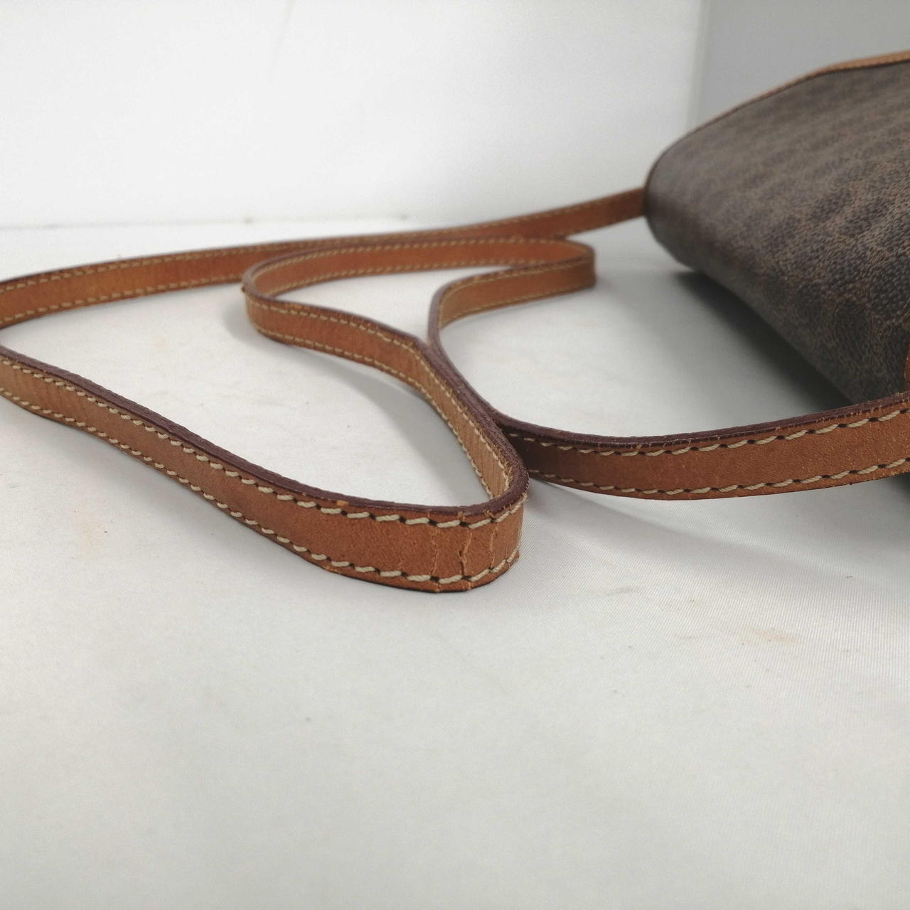 ショルダー紐全体的に割れ、剥がれ有ります