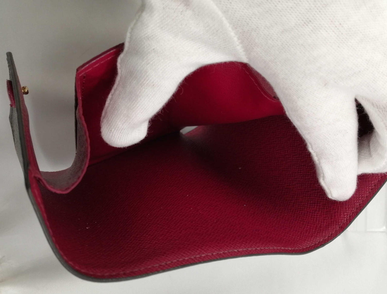 お札入れの部分キズあります。