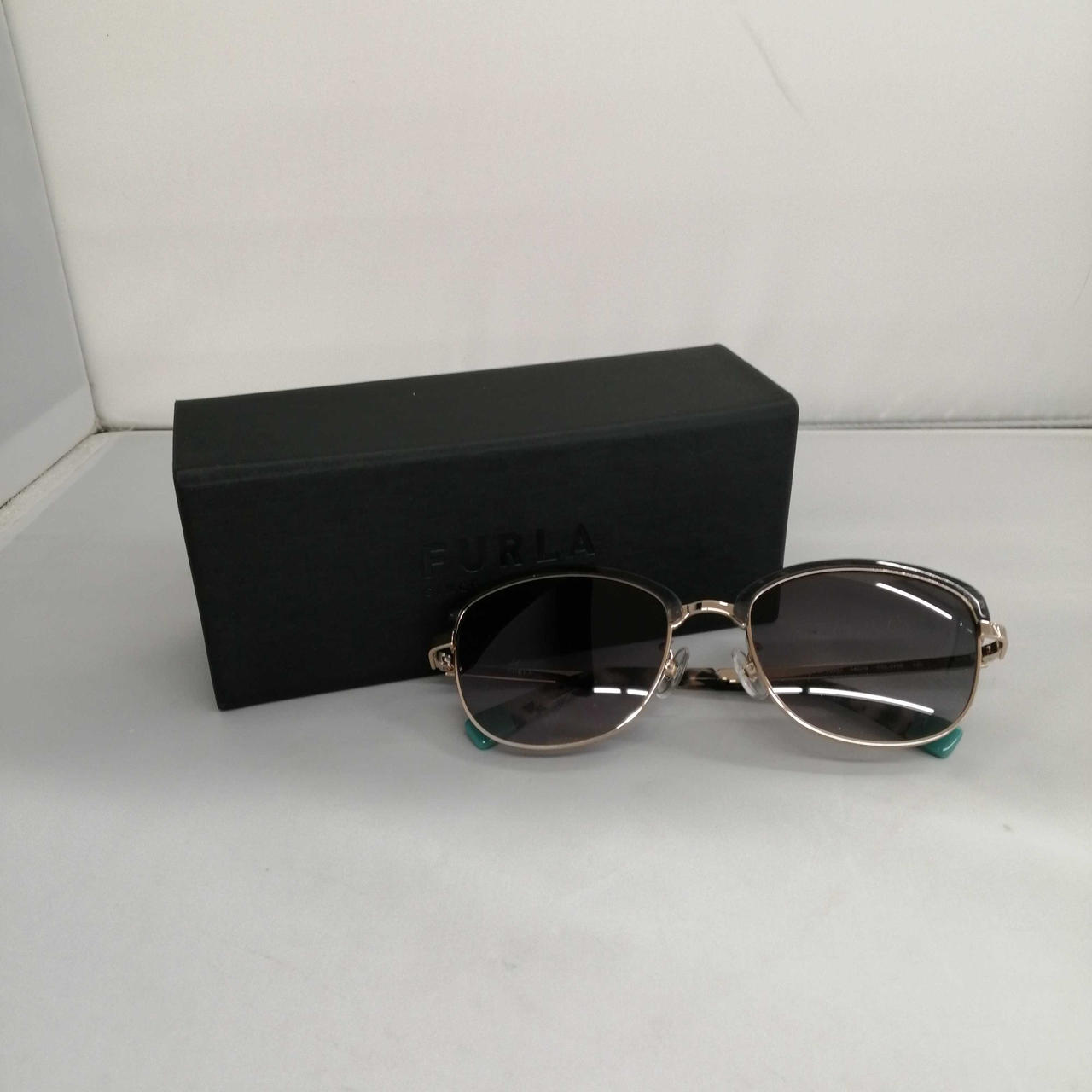 ケース付きの商品です。