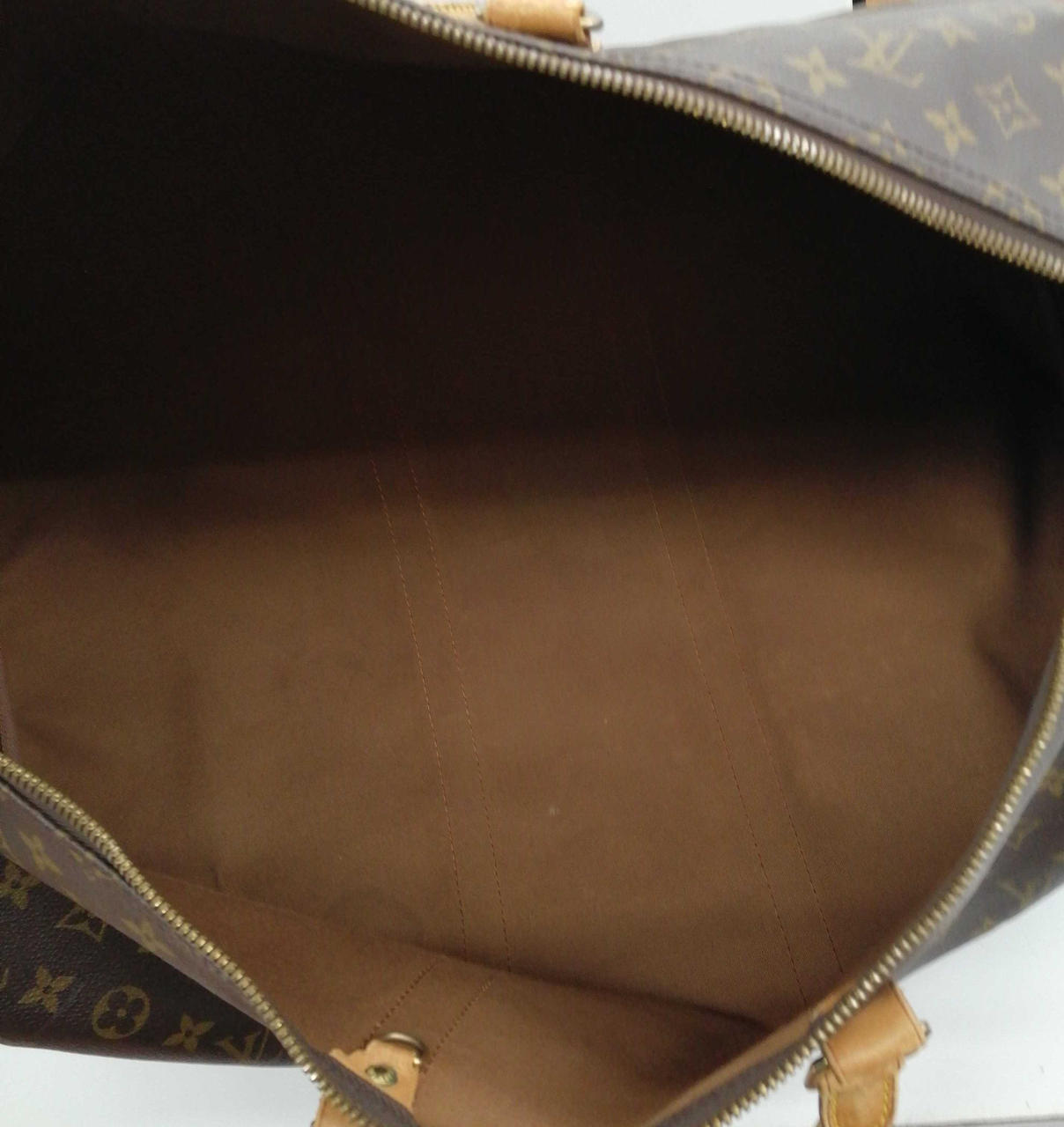 バッグの中シミ・汚れ有ります。