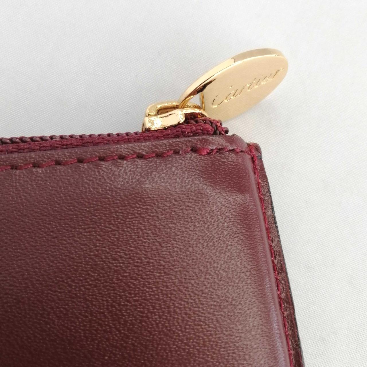 内側のストラップ金具の跡が付いています