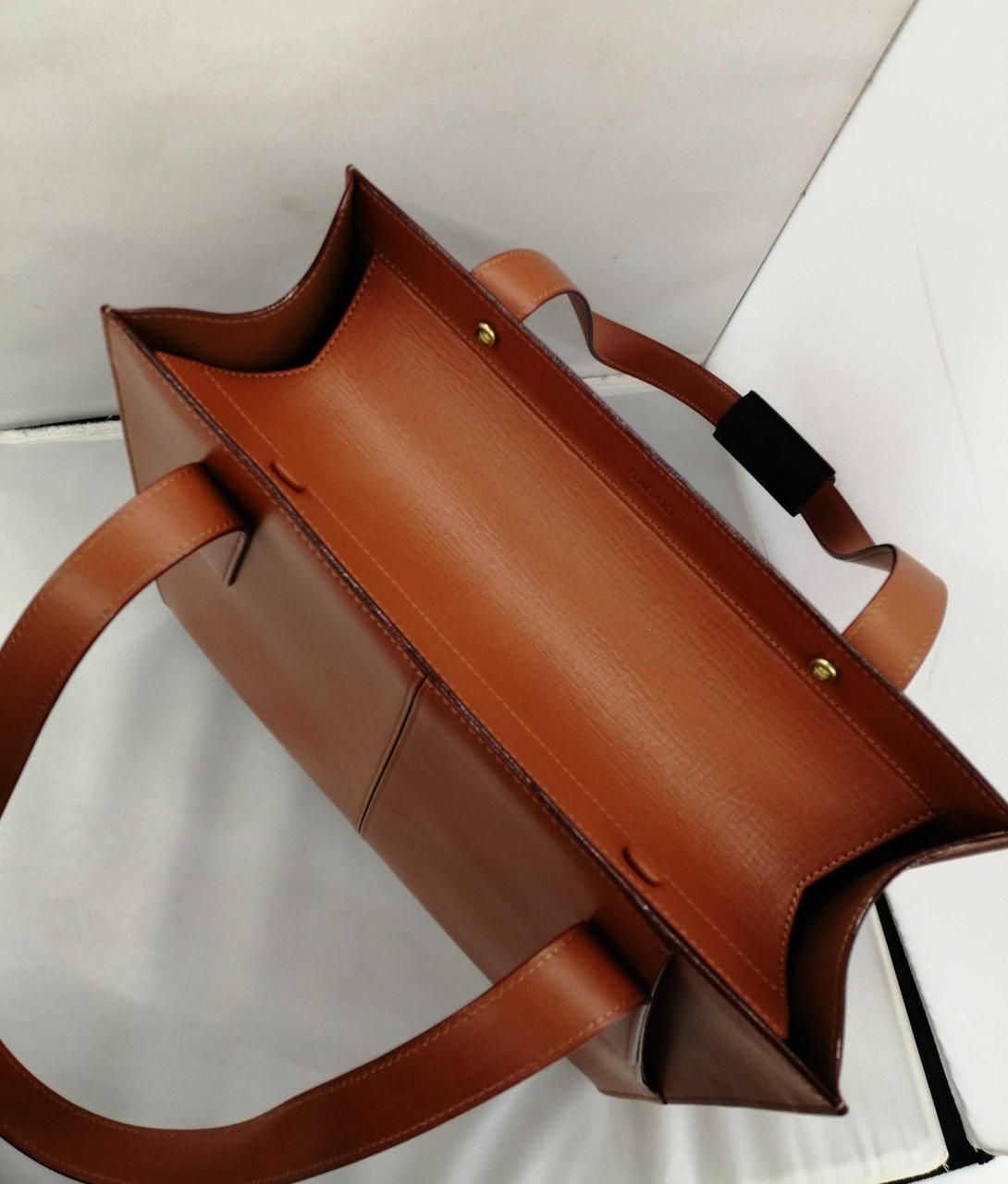 中が見えないようにできます