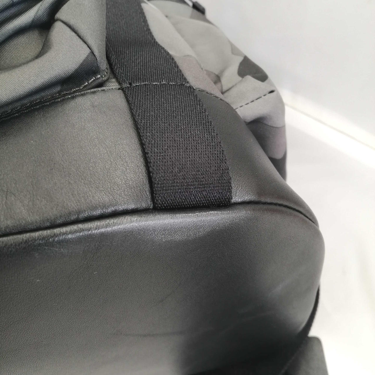 底面に白く変色してる部分があります