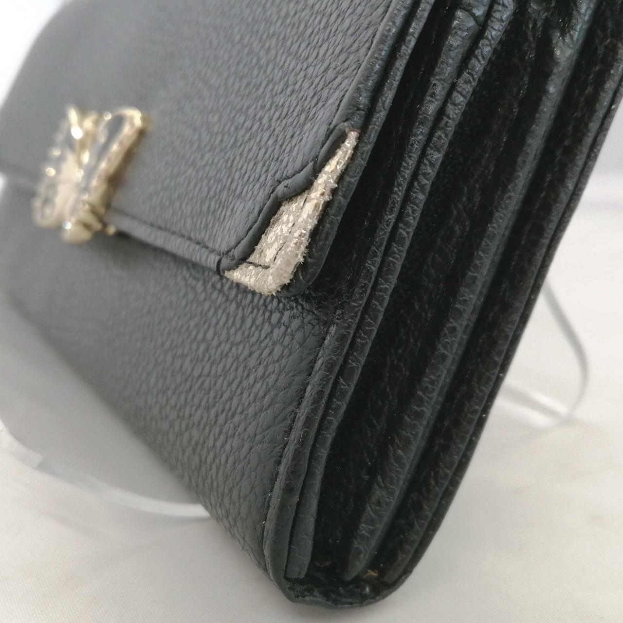 蓋の角(金色部分)に毛羽立ちがあります