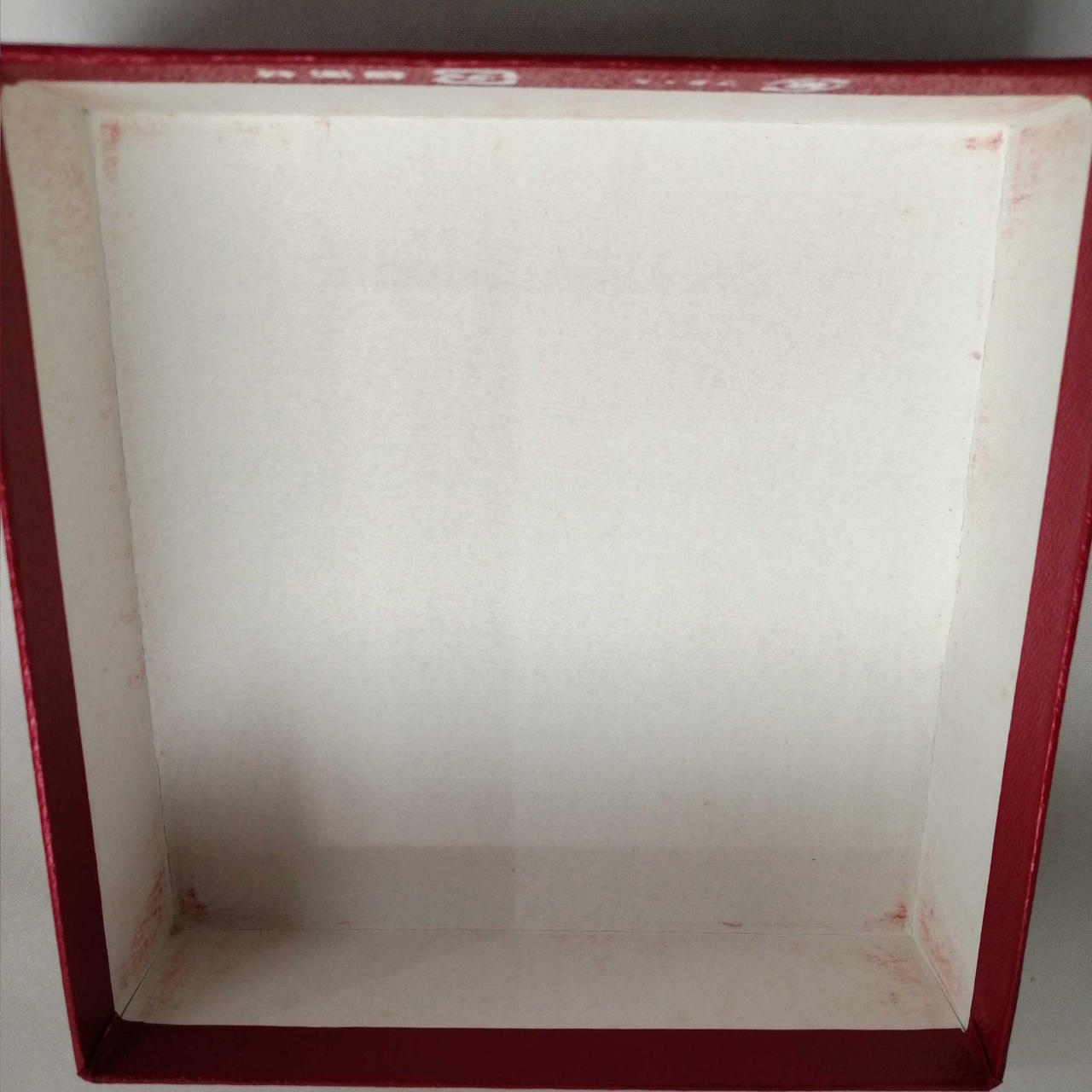 箱に汚れがあります。