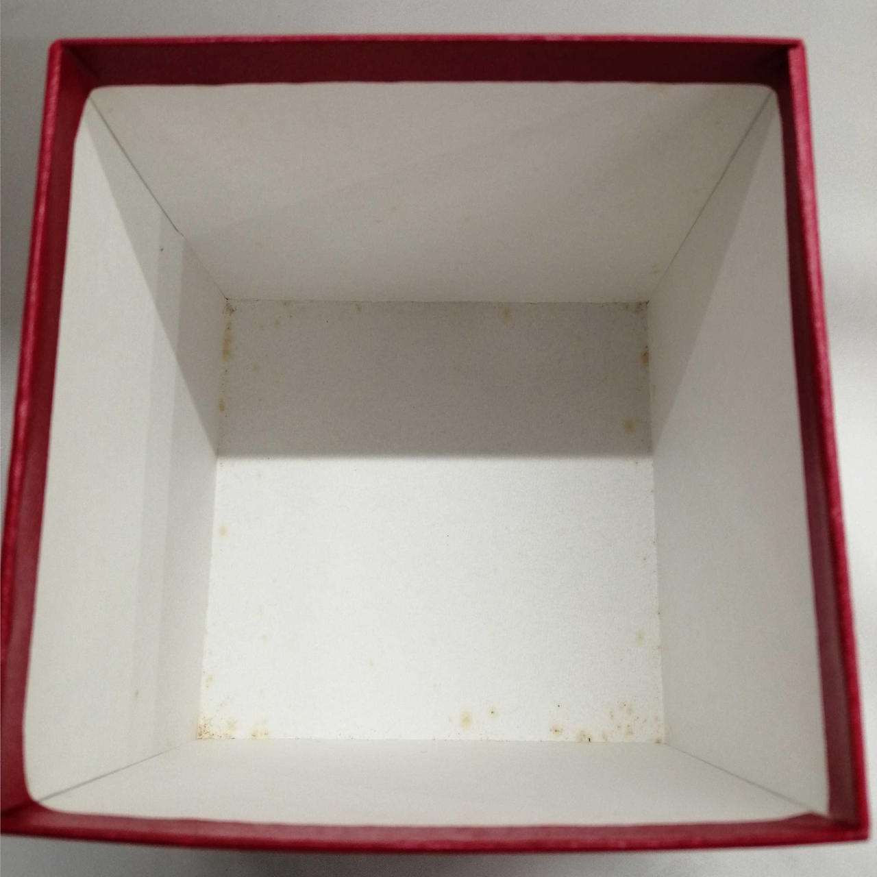 箱に汚れがあります。