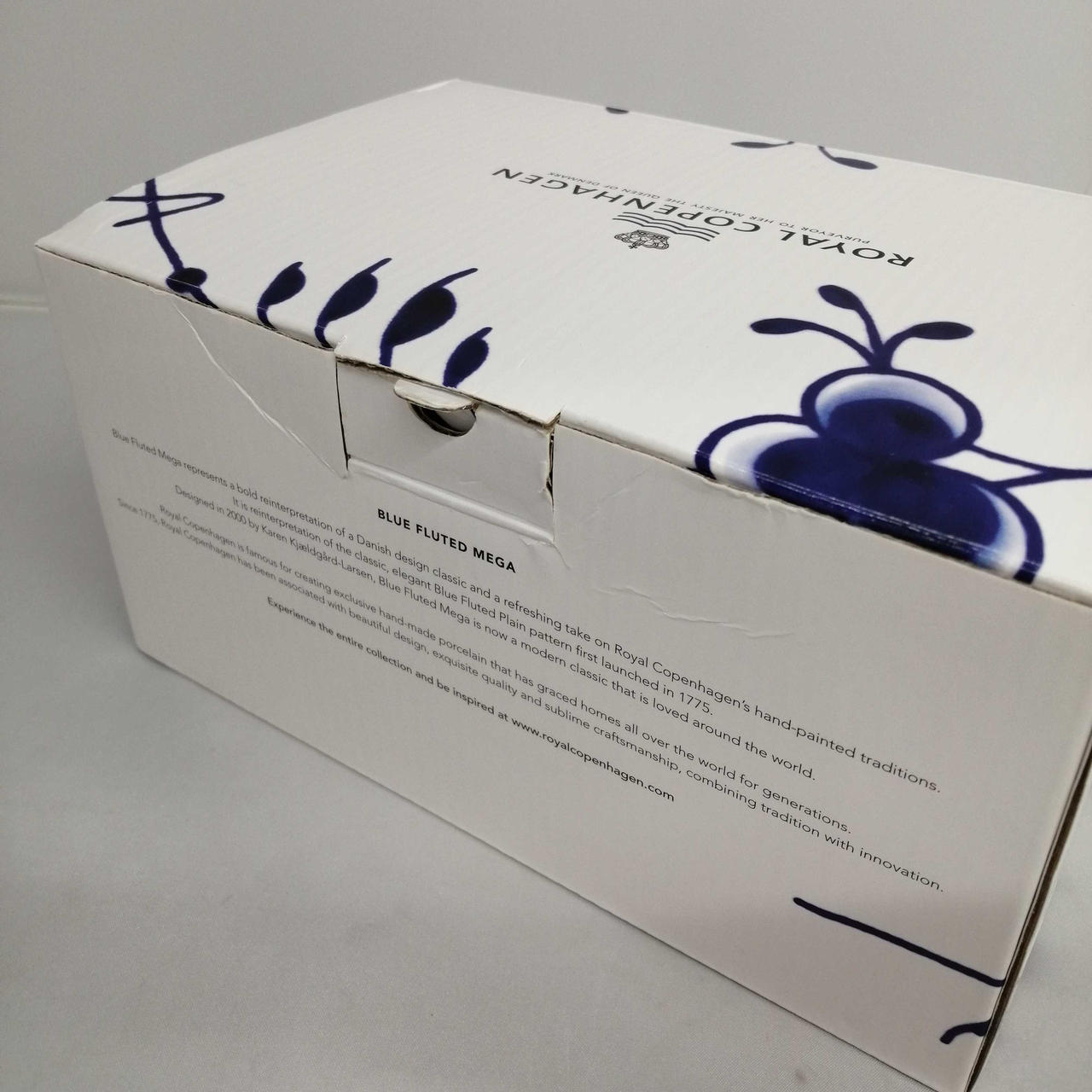 箱に傷みがあります。