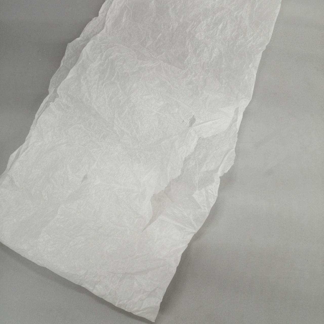 カップを包む包装紙に破れがあります。