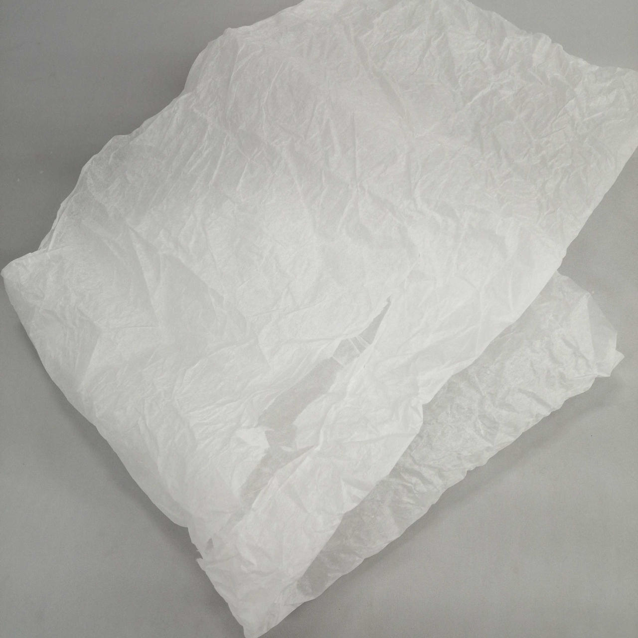 カップを包む包装紙に破れがあります。