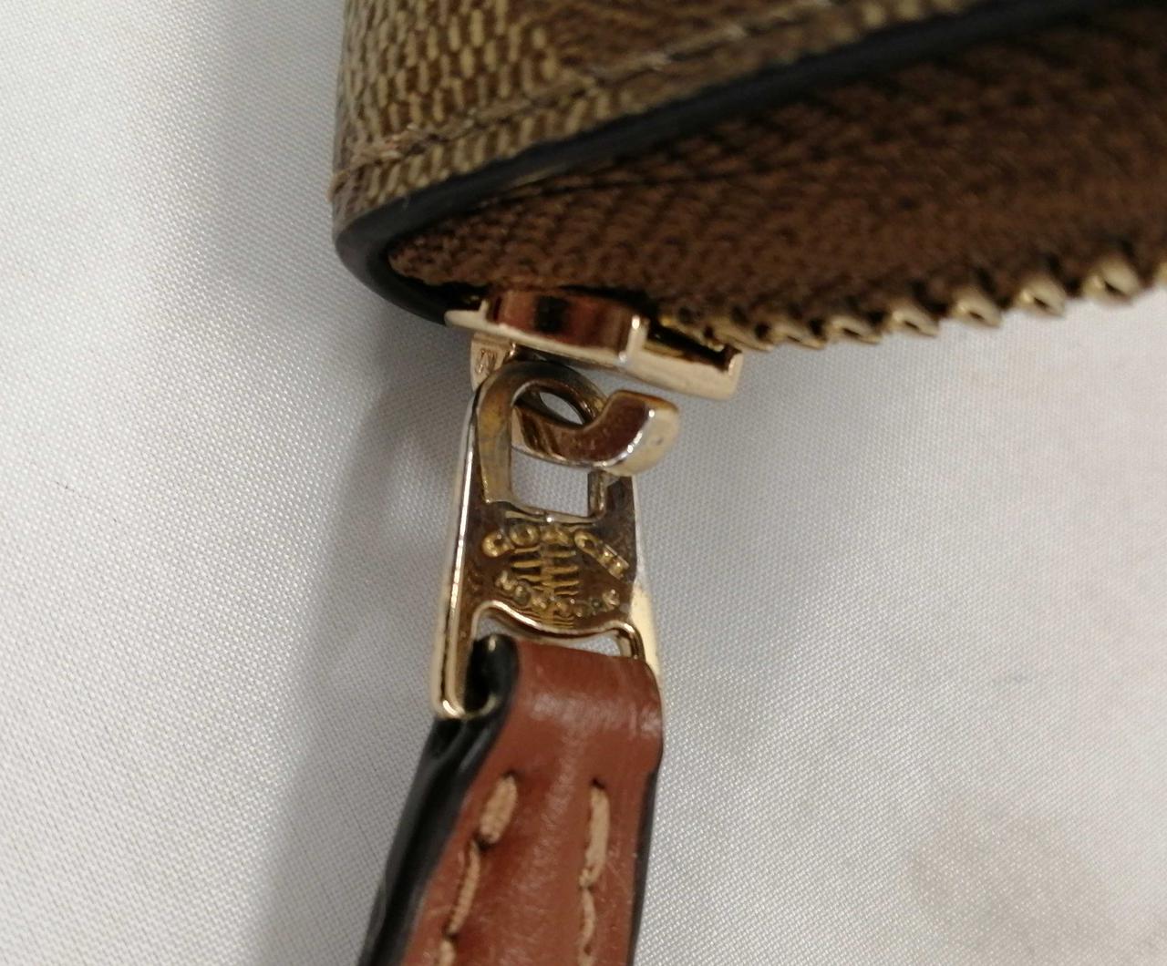 金具部分変色あります。