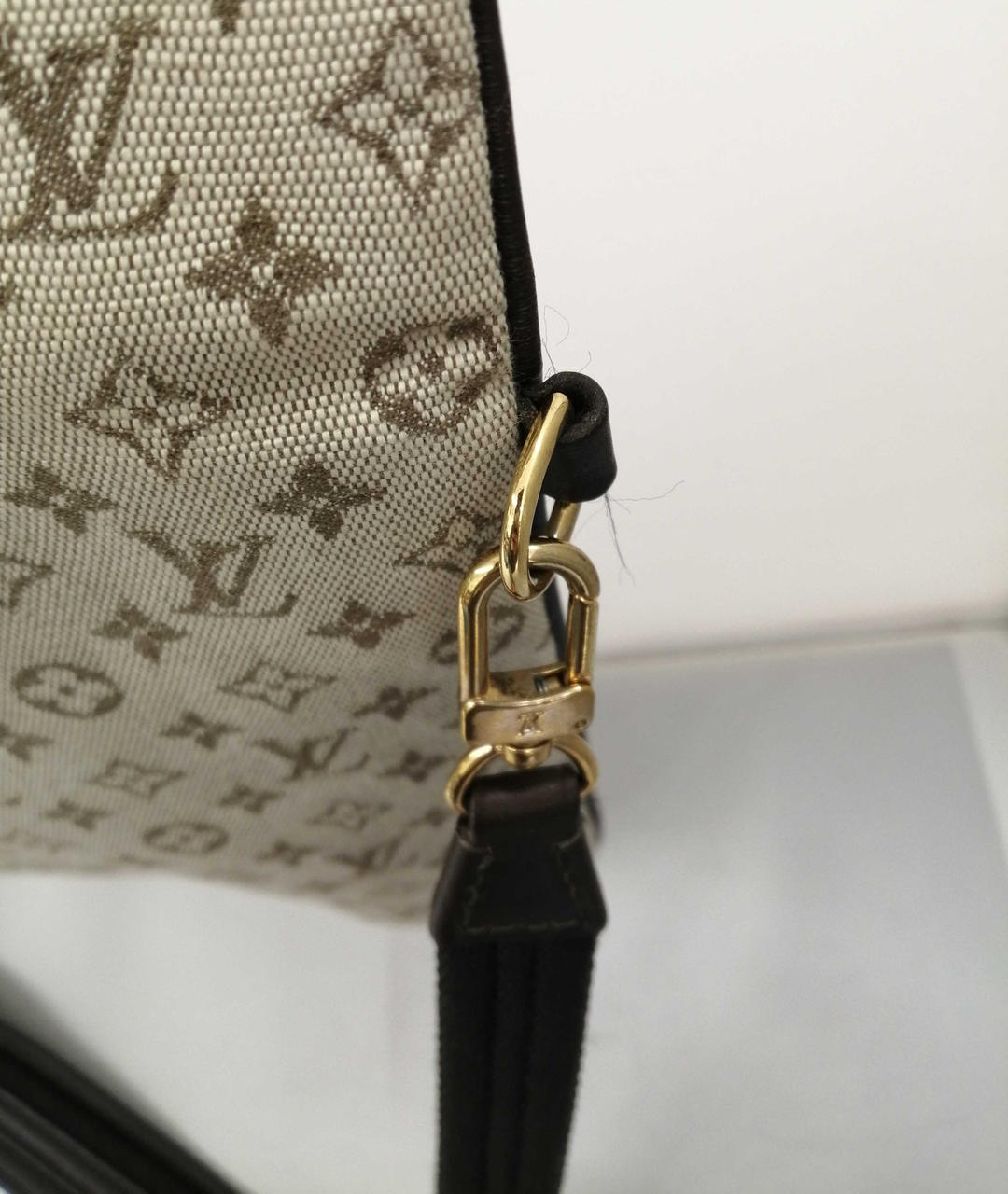 金具にキズ汚れ有り