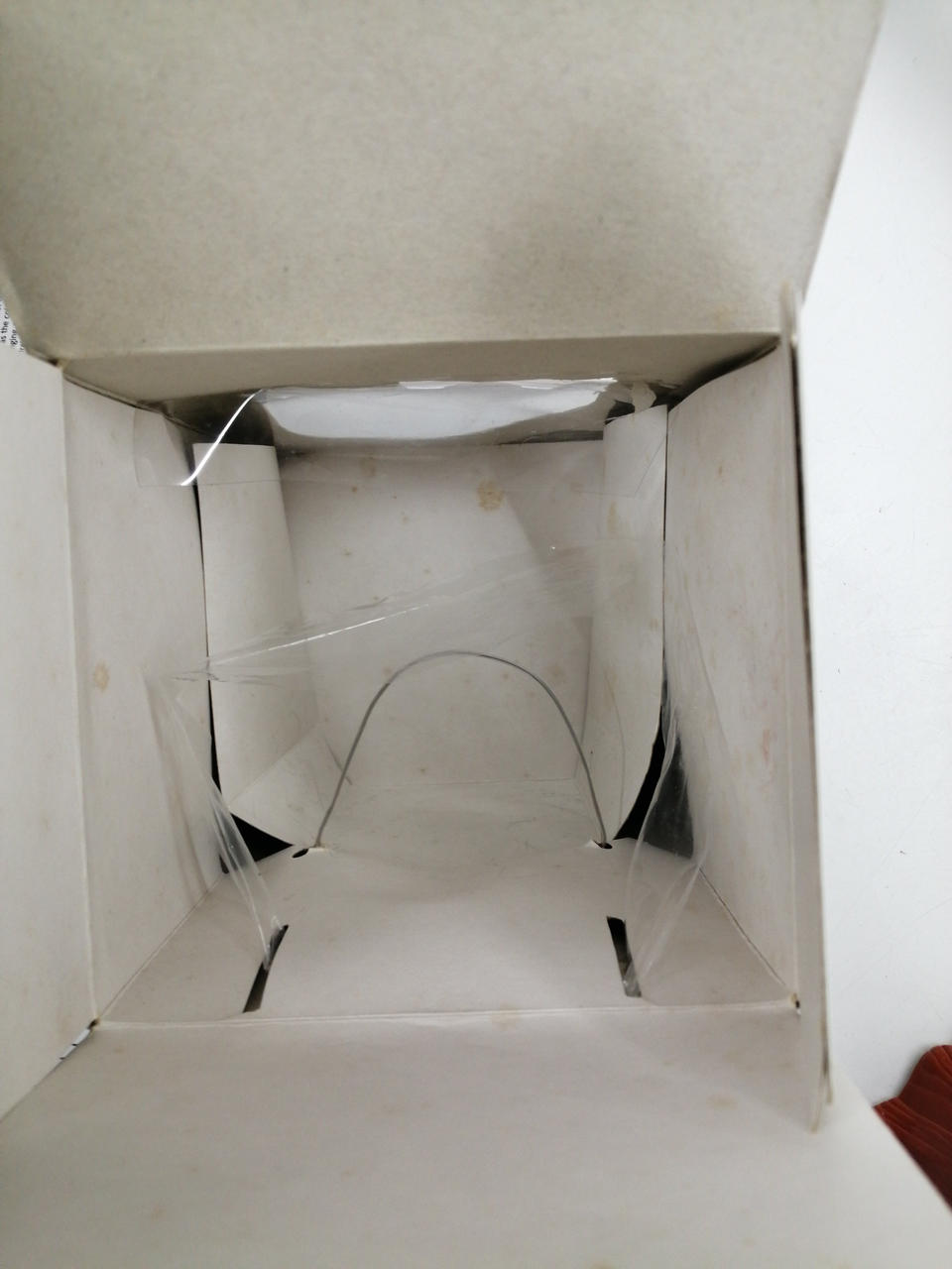 箱中にシミ有ります。