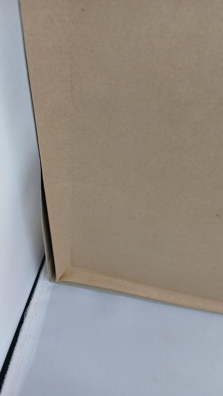 箱にヘコみがございます。