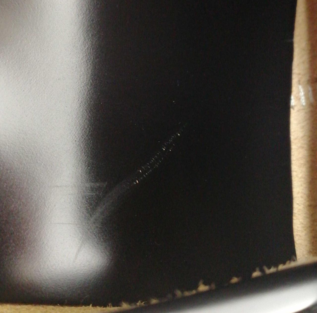 右靴内キズあり