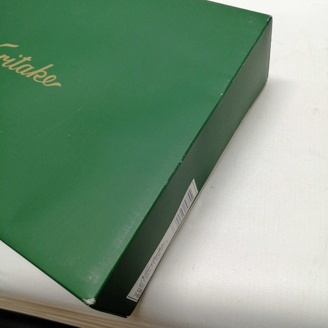 箱、四角などに傷み、汚れあります。