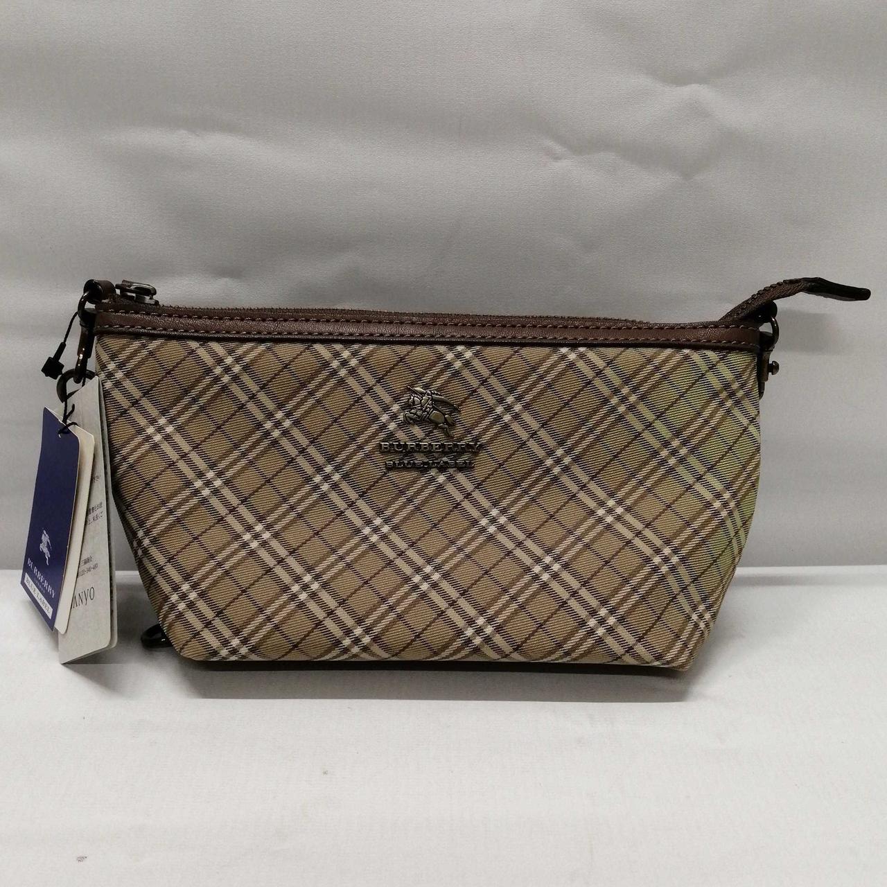 正面右側に変色あり