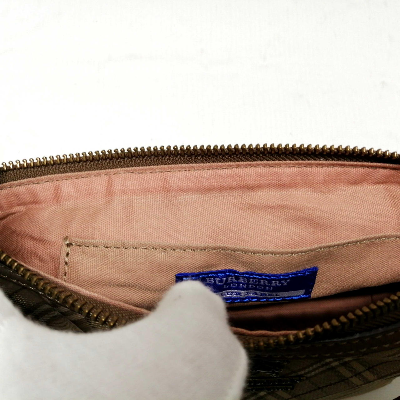 ポケット両側、端に変色あり