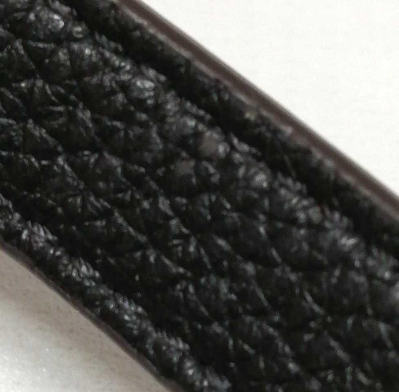 ストラップにキズ有