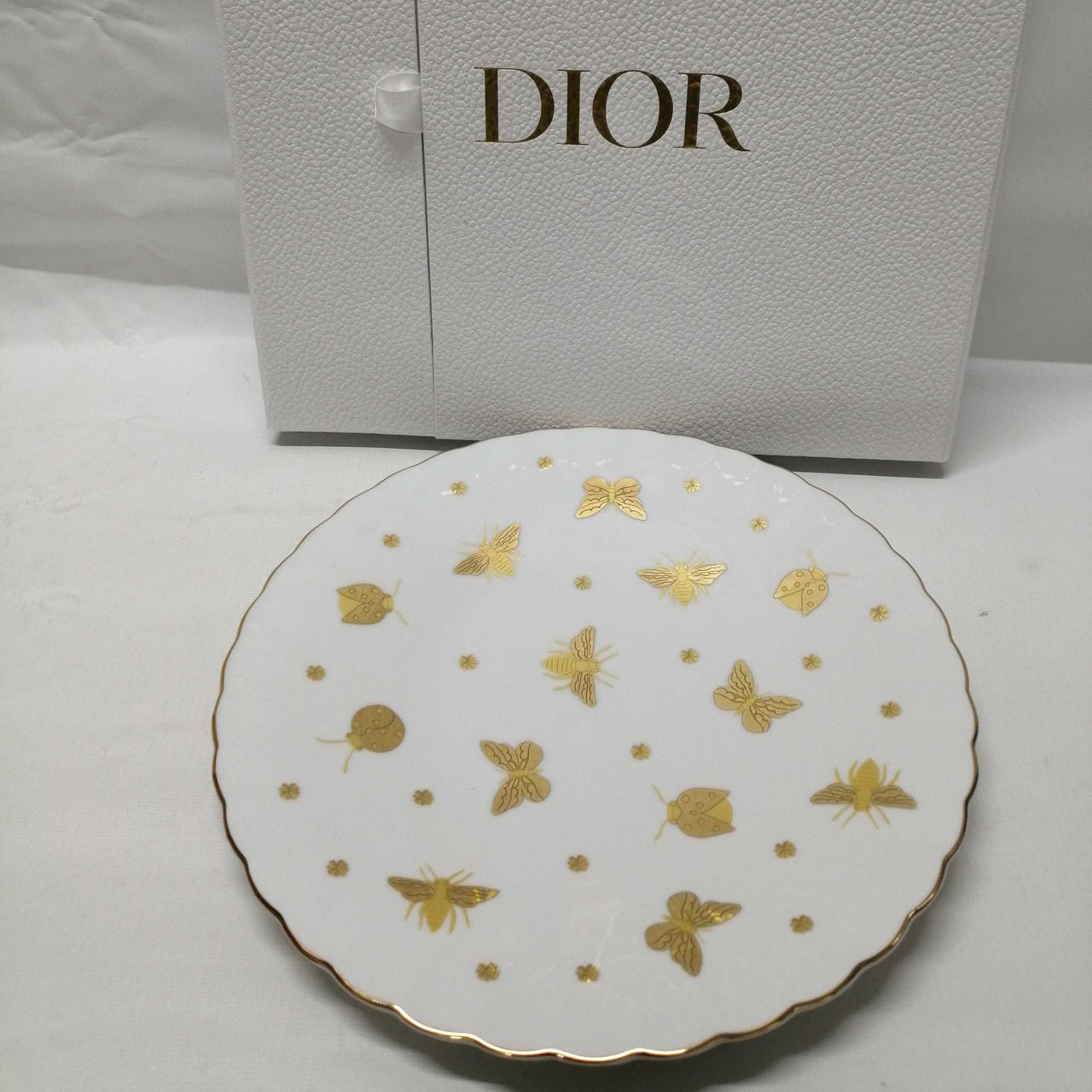 目立ちませんが細かい傷が幾つかあります。