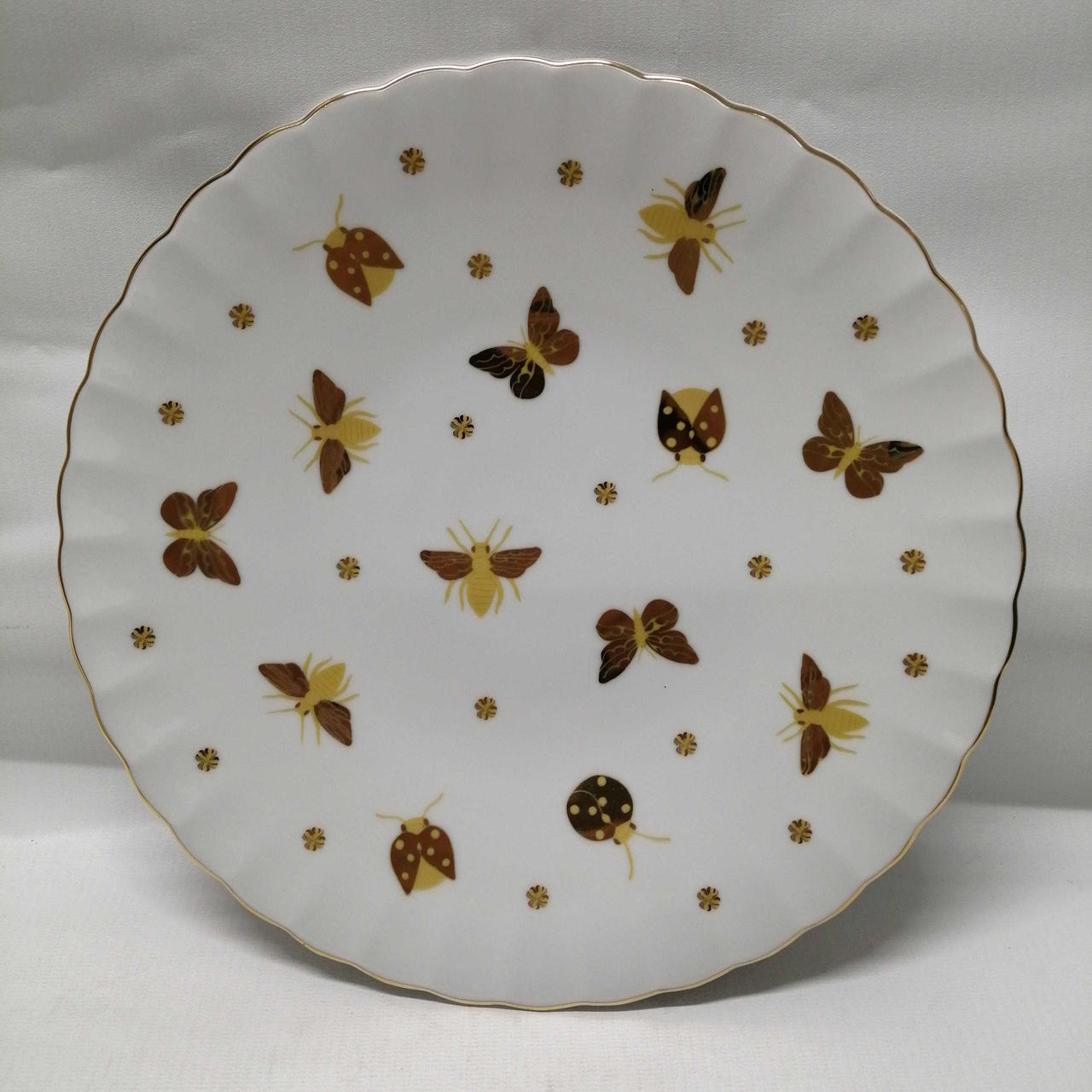 目立ちませんが細かい傷が幾つかあります。