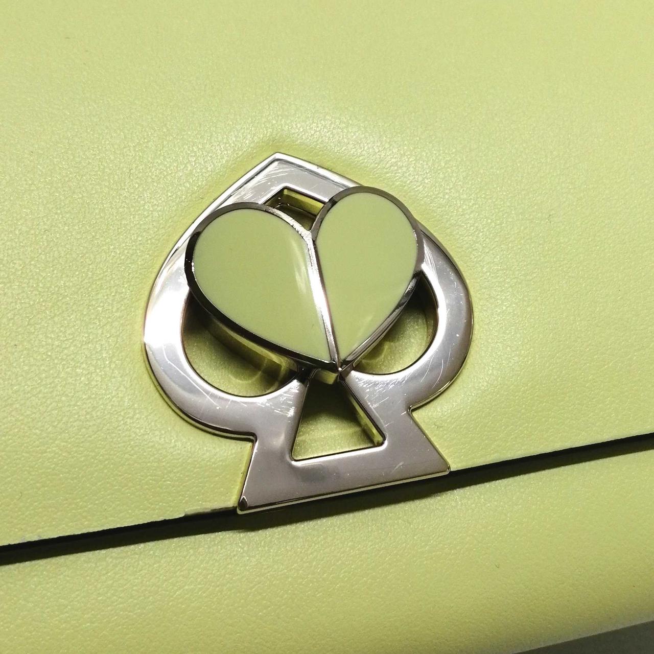 金具に小キズあります