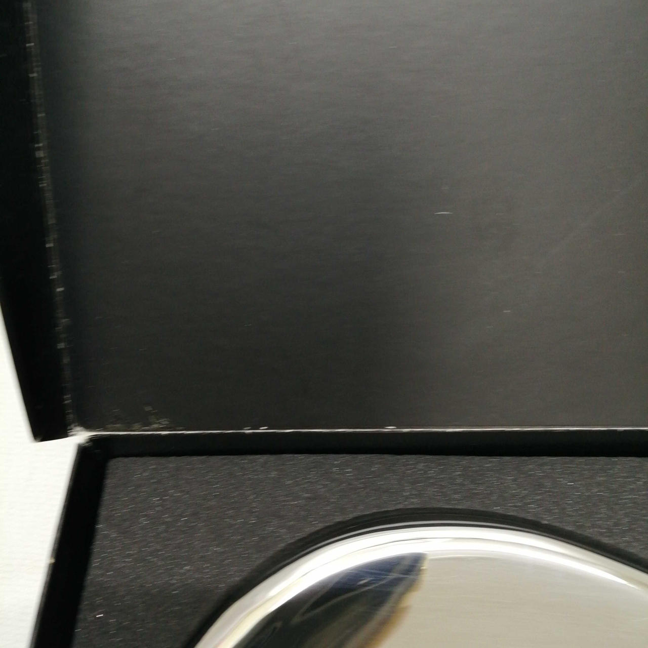 箱に傷みあります。