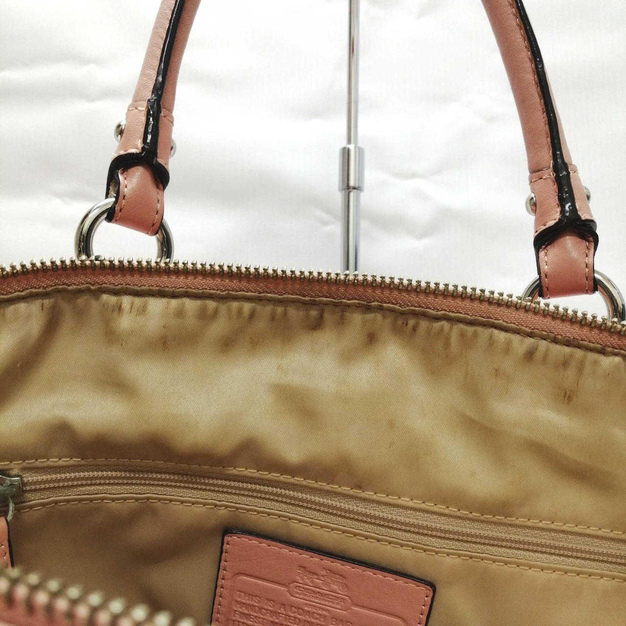 ファスナー内側変色強いです。